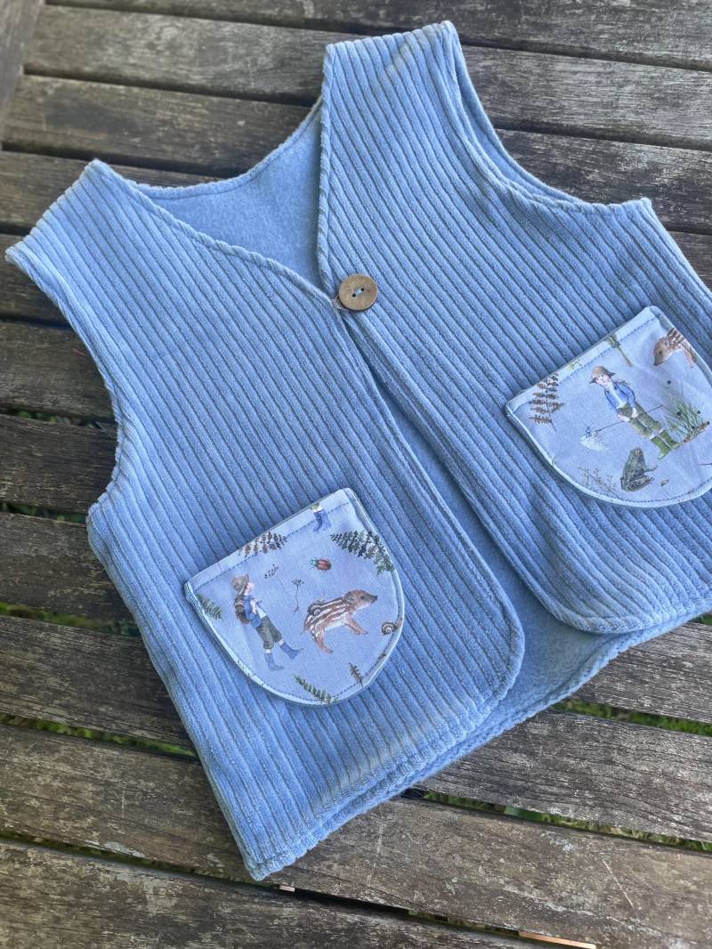 Weste Bio Breitcordnicky Kinder Jeans Blau Kleiner Entdecker Taschen Leibchen von LindwurmShop