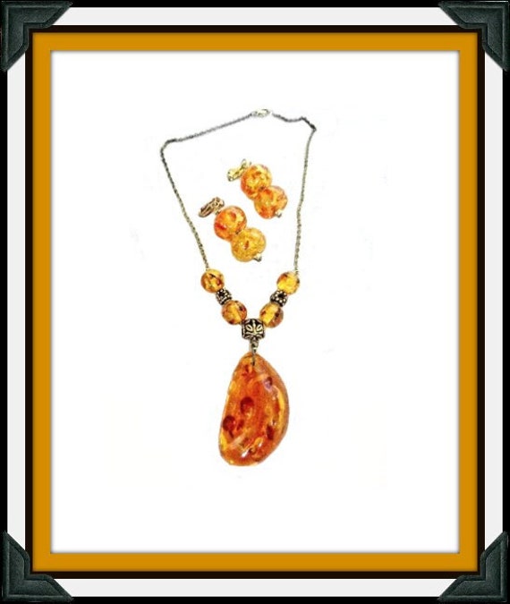 Auffallender Bernstein Lucite Und Goldton Anhänger, Halskette & Clip On Earring Set, Perlenkette Ohrringe Bernsteinschmuck von LindyLoosTreasures