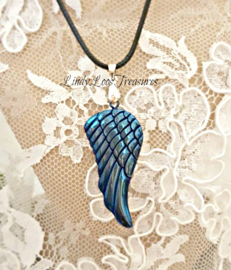 Blauer Titan Engel Flügel, Flügel Edelstein Anhänger, Überzogener Hämatit, Blau Mit Einem Hauch Von Rosa Hämatit Anhänger von LindyLoosTreasures