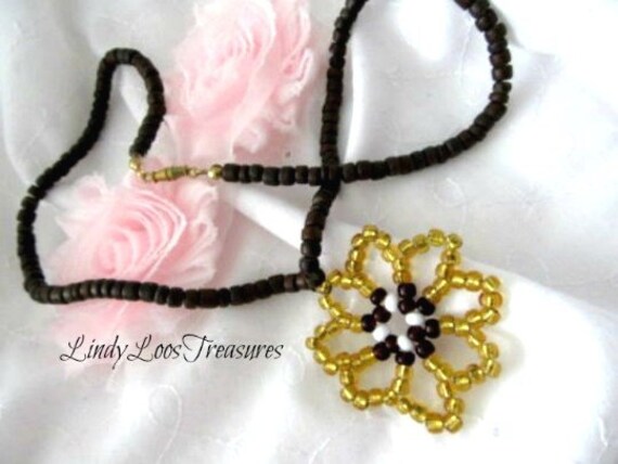 Braune Perlenkette, Gelber Boho Perlenschmuck, Erdton Erdige Töne Braun Und Gelb Perlenblumenanhänger von LindyLoosTreasures