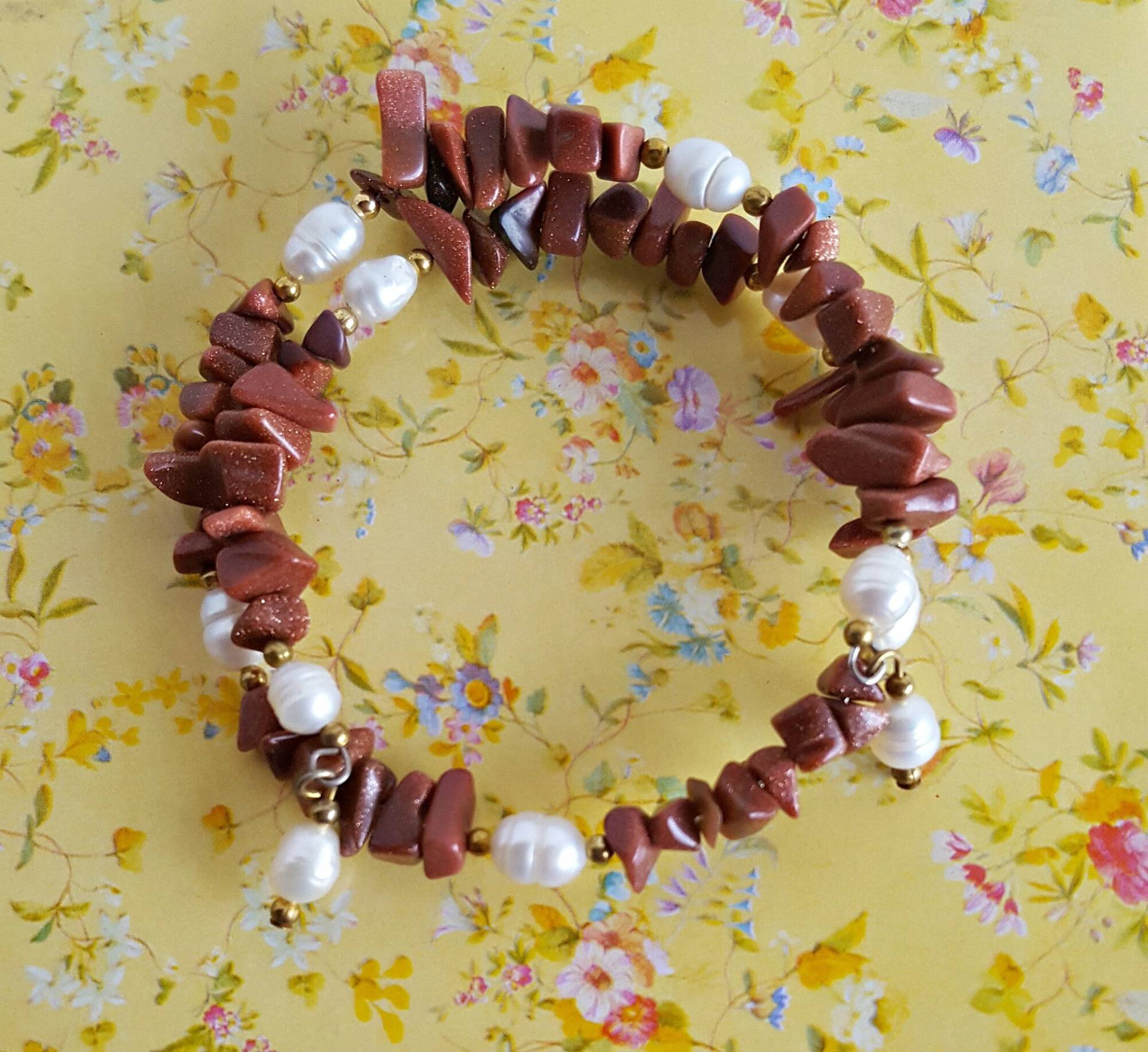 Funkelndes Goldstone Und Perlen Wickelarmband, Braunes Memory Wire Armband, Chip Süßwasserperlen Armband von LindyLoosTreasures