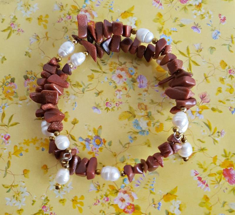 Funkelndes Goldstone Und Perlen Wickelarmband, Braunes Memory Wire Armband, Chip Süßwasserperlen Armband von LindyLoosTreasures