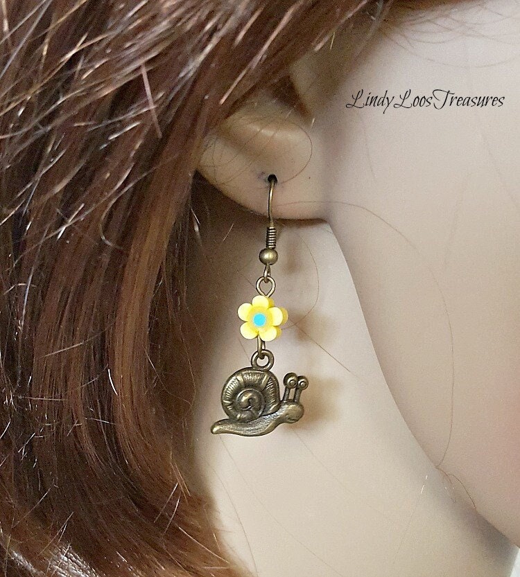 Garten Schnecke Ohrringe, Blume Und Ohrringe Mit Blume, Schnecken, Baumeln Accessoires, Bronze von LindyLoosTreasures