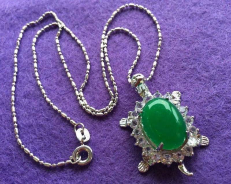 Grüner Achat Schildkröte Anhänger, Grüne Mai Edelstein, 18K Beschichtetes Silber, Smaragd Halskette, Jade Anhänger von LindyLoosTreasures