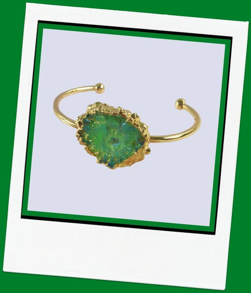 Grüner Titan Solar Quarz Armreif, Grünes Armband, Brautarmband, Manschettenarmband, Statement von LindyLoosTreasures