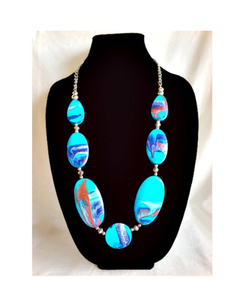 Handbemalte Abstrakte Aqua Halskette, Zufällige Formen Holzperlenkette, Handbemalte Boho Perlenkette von LindyLoosTreasures