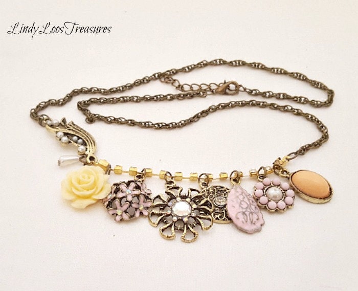 Repurposed Anhänger Halskette, Medaillon Brosche Emaille Chunky Bib/Collar Style von LindyLoosTreasures
