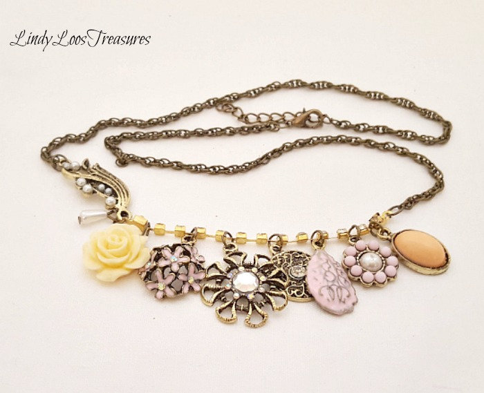 Repurposed Anhänger Halskette, Medaillon Brosche Emaille Chunky Bib/Collar Style von LindyLoosTreasures