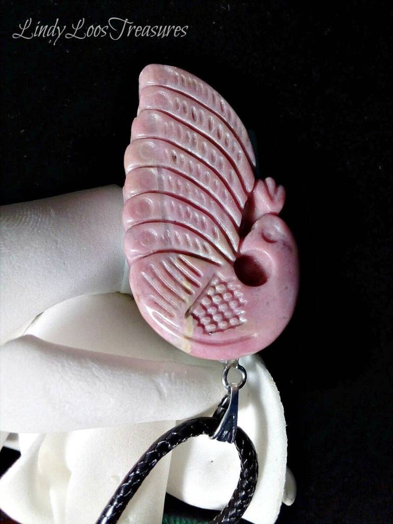Rhodonit Handgeschnitzter Pfau Anhänger, Rosa Rosa, Halskette, Schmuck, Accessoires, Handmade, Pfau von LindyLoosTreasures