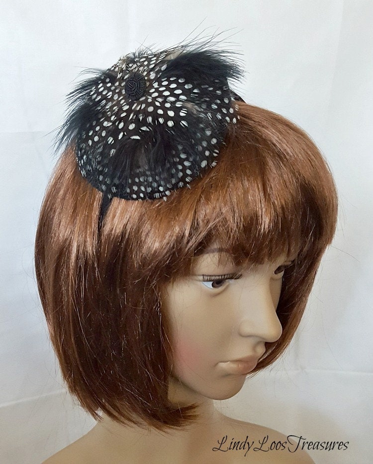 Schwarz Gepunkteter Feder Fascinator, Stirnband, Schwarzer Kentucky Derby Hut, Cocktail Hut von LindyLoosTreasures