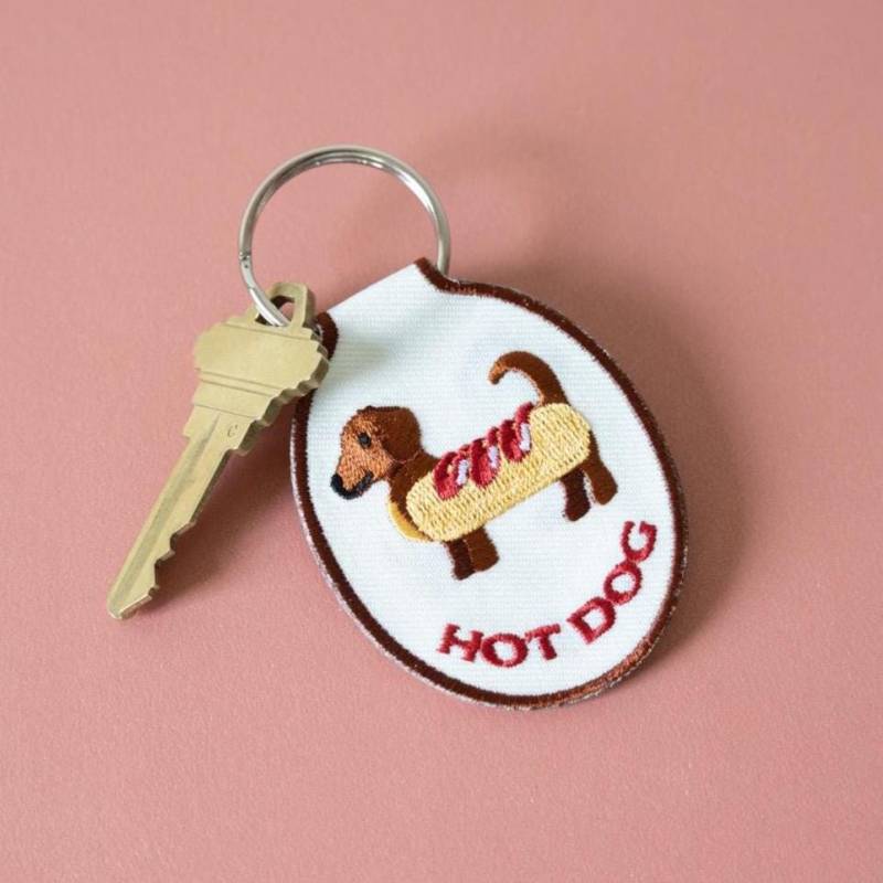 Hot Dog Dackel Bestickter Schlüsselanhänger | Autoschlüssel Accessoire Stickerei Geschenkideen, Hundemama, Hundepapa, Dackel, Haustierliebhaber Hot Dog Dackel Bestickter Schlüsselanhänger | Autoschlüssel Accessoire Stickerei Geschenkideen, Hundemama, Hundepapa, Dackel, Haustierliebhaber von LindyStarkDesigns