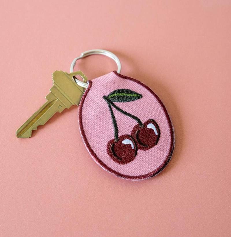 Kirsche Gestickter Schlüsselbund | Autoschlüssel Accessoire Stickerei Geschenkideen, Sommer, Rosa, Rot, Fruchtig, Niedlich Kirsche Gestickter Schlüsselbund | Autoschlüssel Accessoire Stickerei Geschenkideen, Sommer, Rosa, Rot, Fruchtig, Niedlich von LindyStarkDesigns