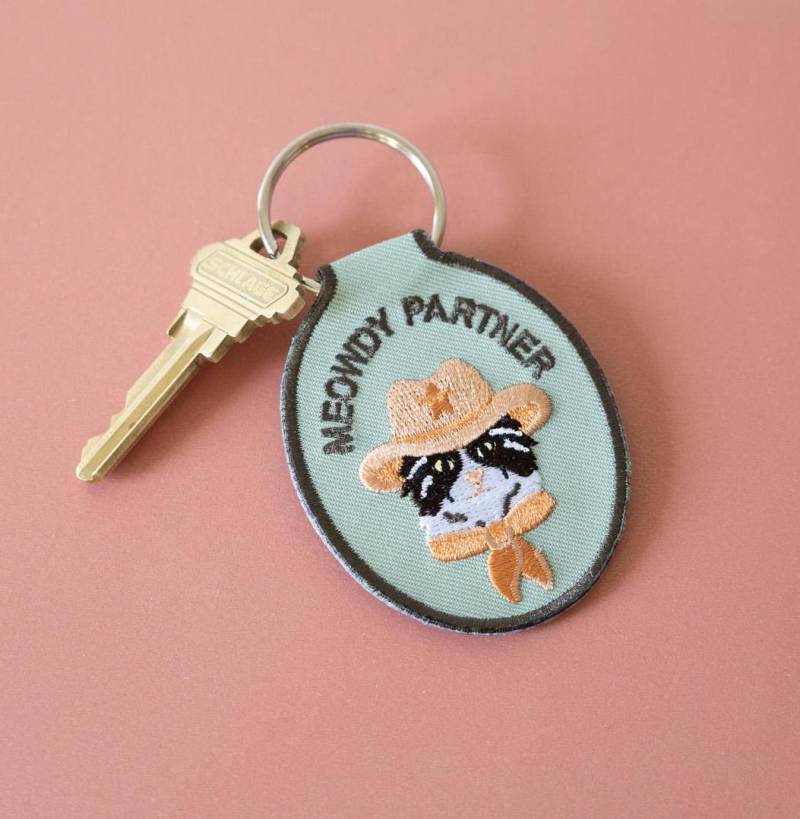 Meowdy Partner Bestickter Schlüsselanhänger | Autoschlüssel Accessoire, Stickerei Geschenkideen, Cowboy Katze, Rodeo, Howdy Partner, Lustiger Katzen Meowdy Partner Bestickter Schlüsselanhänger | Autoschlüssel Accessoire, Stickerei Geschenkideen, Cowboy Katze, Rodeo, Howdy Partner, Lustiger Katzen von LindyStarkDesigns