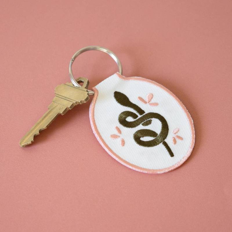 Schlange Bestickter Schlüsselbund | Autoschlüssel Accessoire Stickerei Geschenkideen, Reptil, Rosa, Grün, Blume Schlange Bestickter Schlüsselbund | Autoschlüssel Accessoire Stickerei Geschenkideen, Reptil, Rosa, Grün, Blume von LindyStarkDesigns