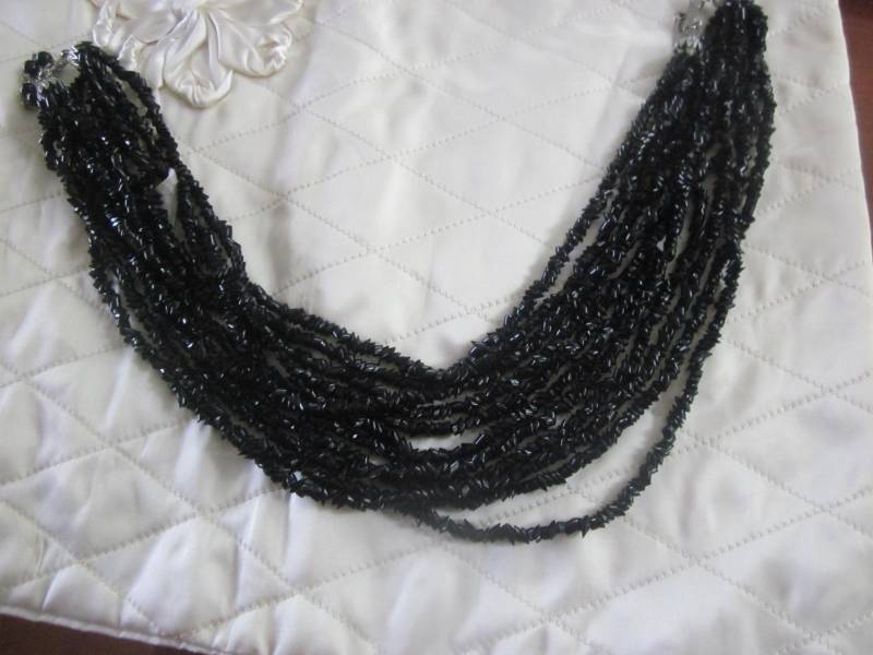 Schwarze Mehrsträngige Halskette Schwarze Mehrsträngige Halskette von Lindysattic