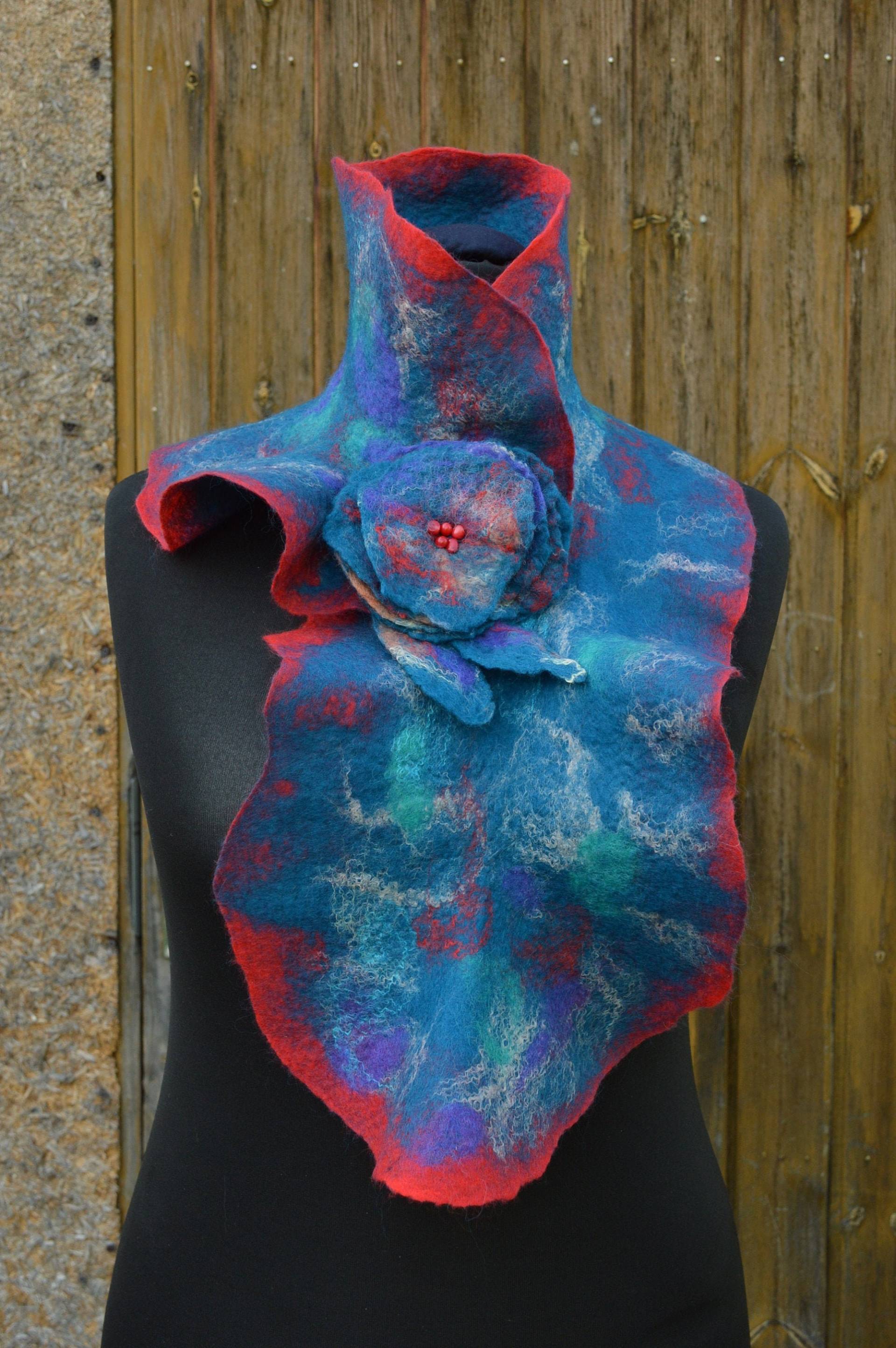 Blauer Gefilzter Merino Designer Schal, Filzschal, Leichter Filzschal Mit Blume, Brosche Blumen von LinenCat