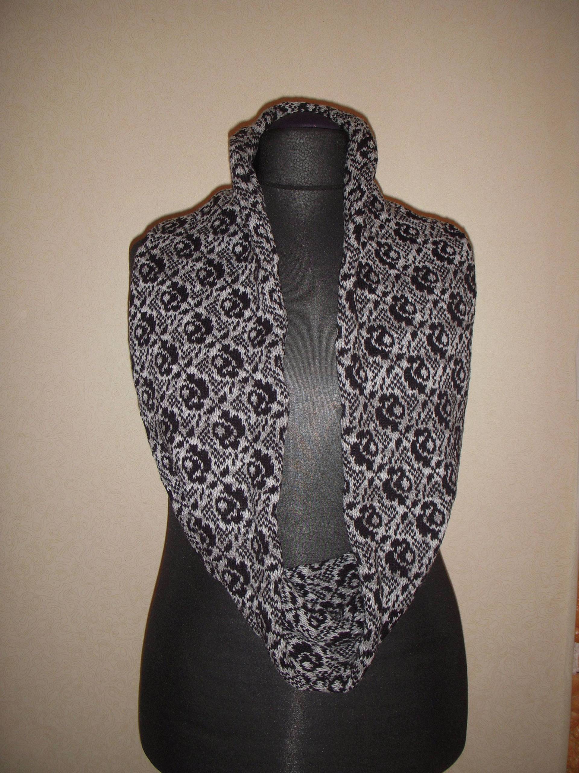 Infinity-Schal. Schwarz Und Grau Gestrickter Schal. Grobstrick. Extra Warmer Schal Für Frauen. Chunky Halstuch Mit Rosen Muster von LinenCat