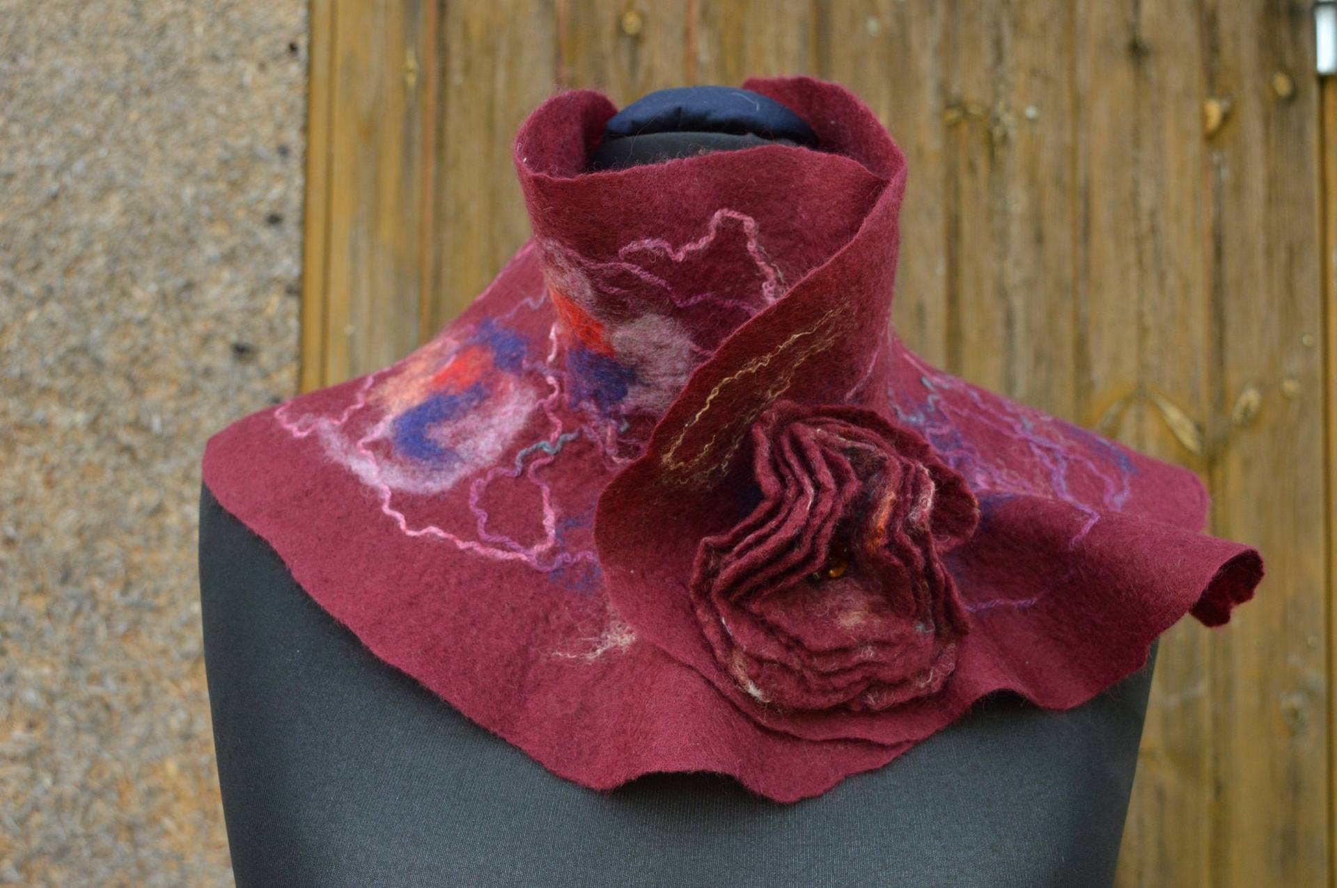 Kastanienbrauner Gefilzter Merino Designer Schal, Filzblumen Brosche, Original Filzschal, Leichter Filzschal Mit Blume von LinenCat