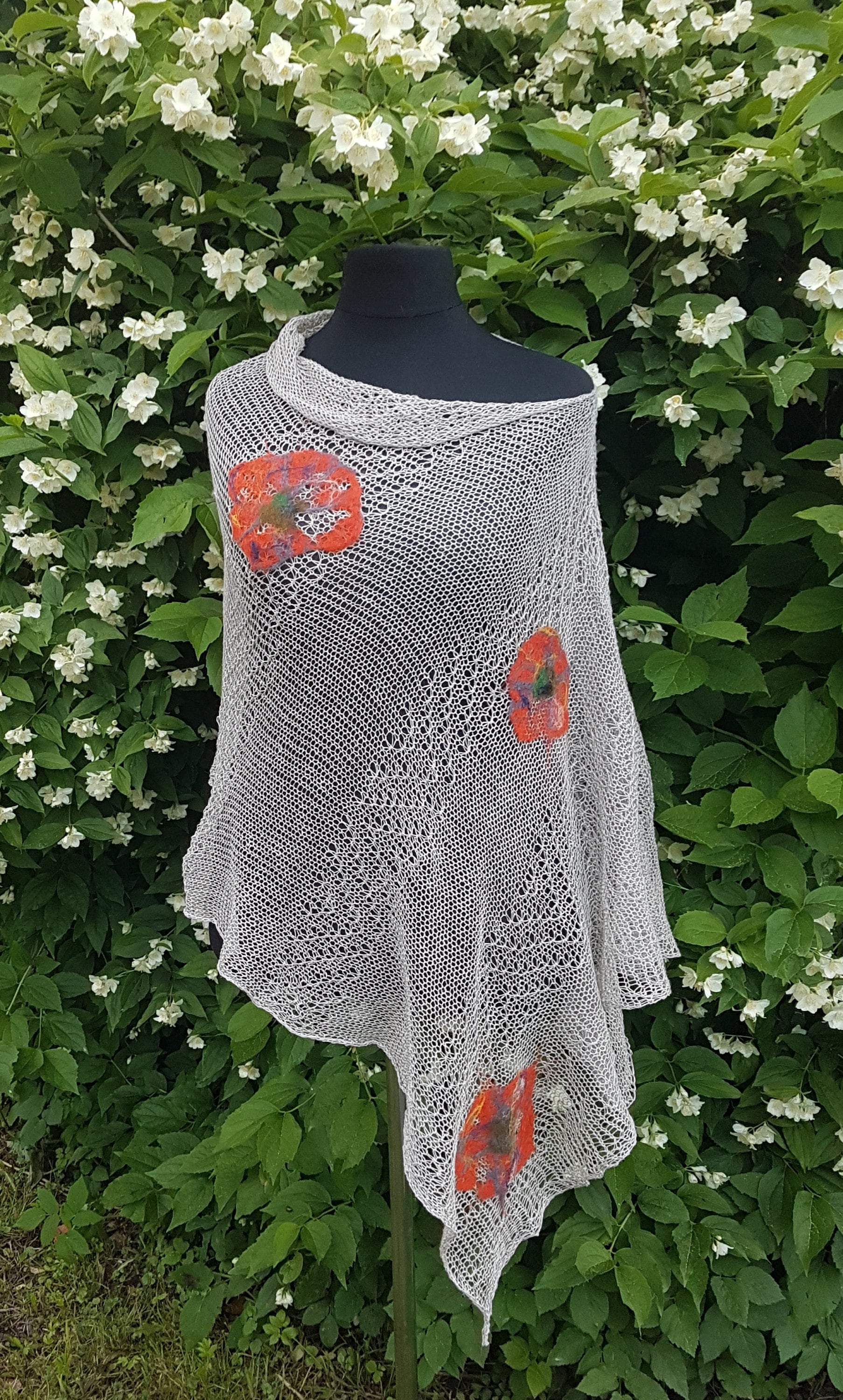 Leinen Poncho Mit Gefilzten Mohnblumen, Hochzeit Shrug in Naturfarbe, Filz Blumen, Sommer Cover Up von LinenCat