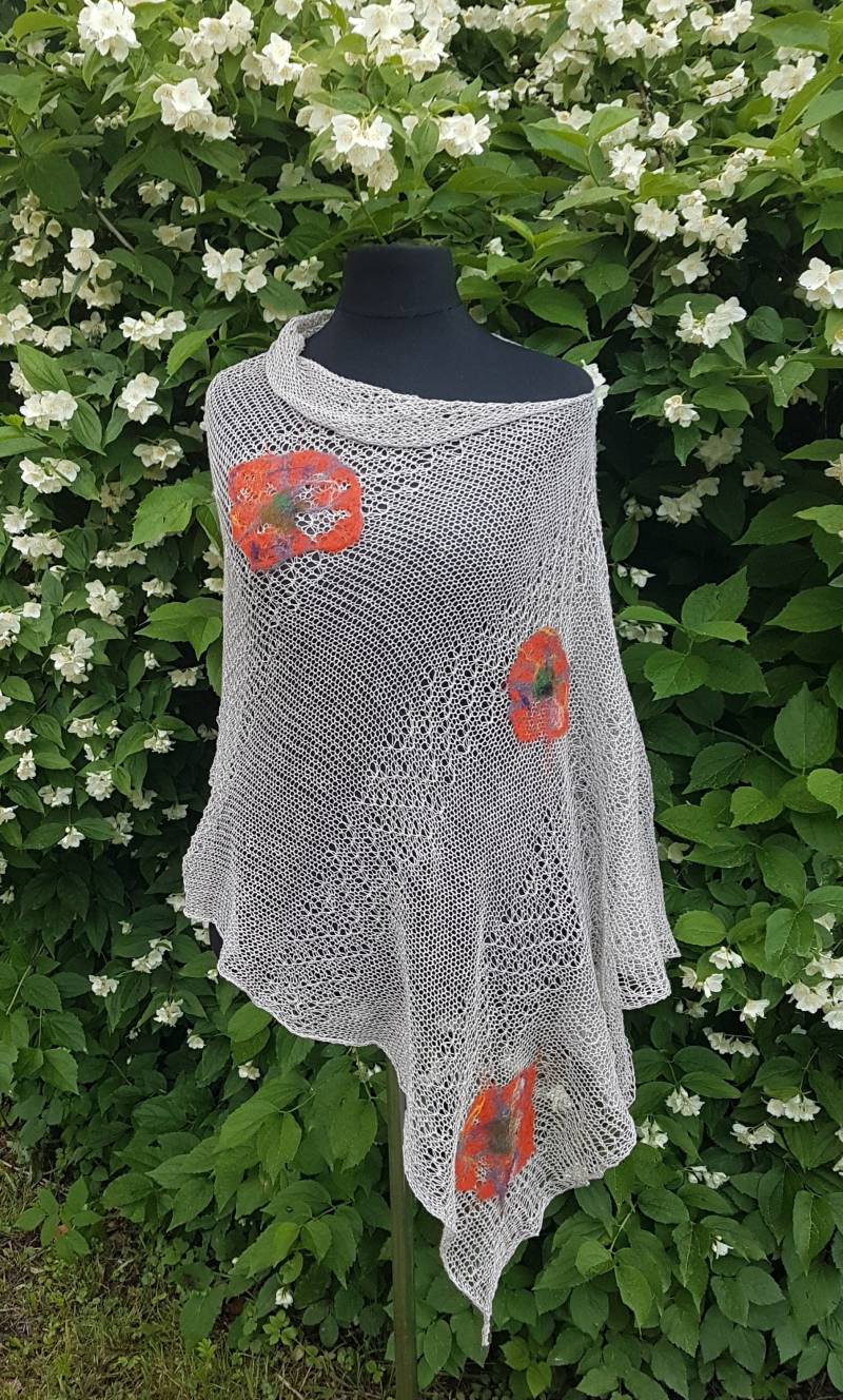 Leinen Poncho Mit Gefilzten Mohnblumen, Hochzeit Shrug in Naturfarbe, Filz Blumen, Sommer Cover Up von LinenCat
