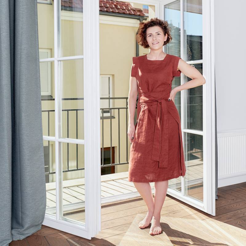 Leinenkleid. Leinen Wickelkleid. Ärmelloses Midi Freizeitkleid. Gürtel Weiches Lässiges Kleid. Tageskleid Aus Flachs. Erhältlich in 47 Farben von LinenDi