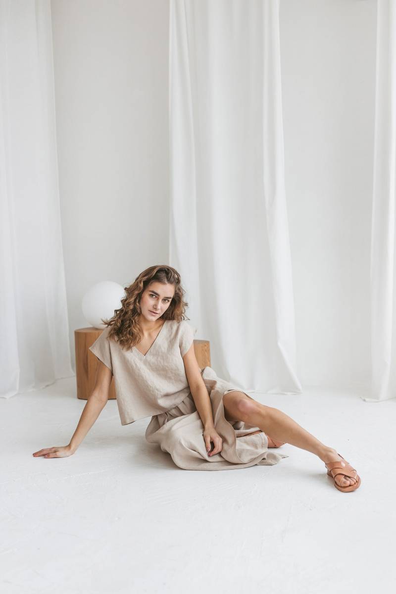 Modernes Leinen Crop Top Ava Mit V-Ausschnitt in Otmeal Farbe. Oversize Sommer Trend Damen Bekleidung. Lässiges 47 Farben Erhältlich von LinenDi