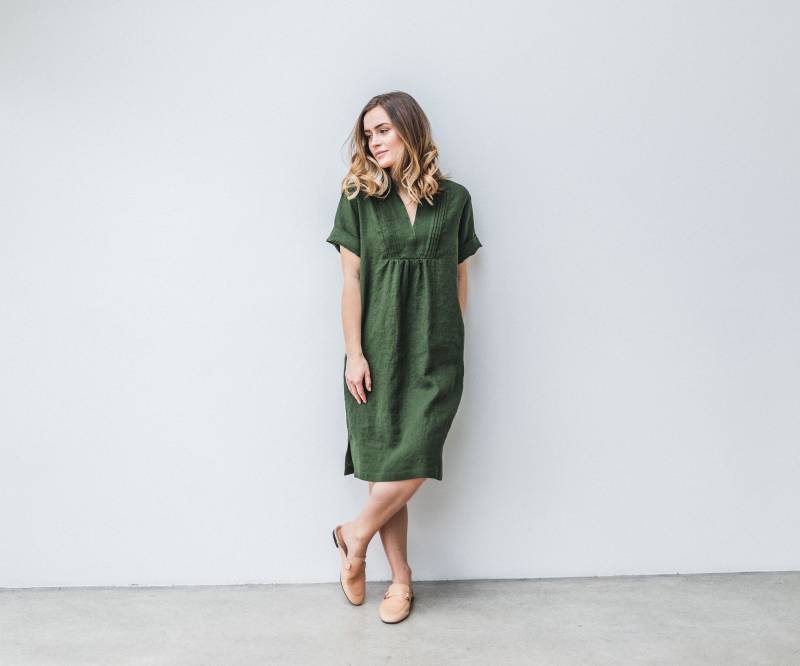 Modernes Leinenkleid Hazel in Der Farbe Forest Green. Leinen Tunika Kleid 47 Farben. Sommertrend Mit Geschlitztem Ausschnitt von LinenDi