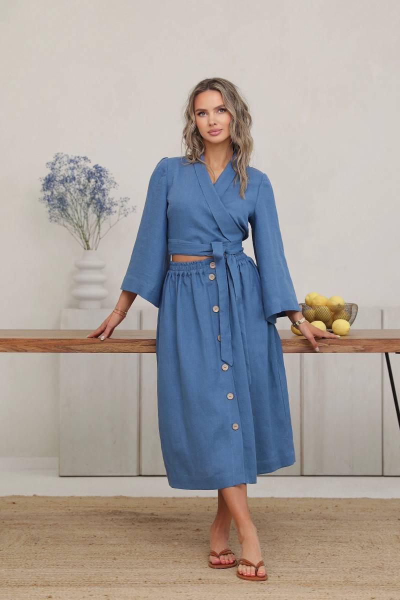 Leinen Wrap Crop Top Mit Ausgestellten Ärmeln in Dunklem Staubblau, Top, Bluse von LinenSWANclothing