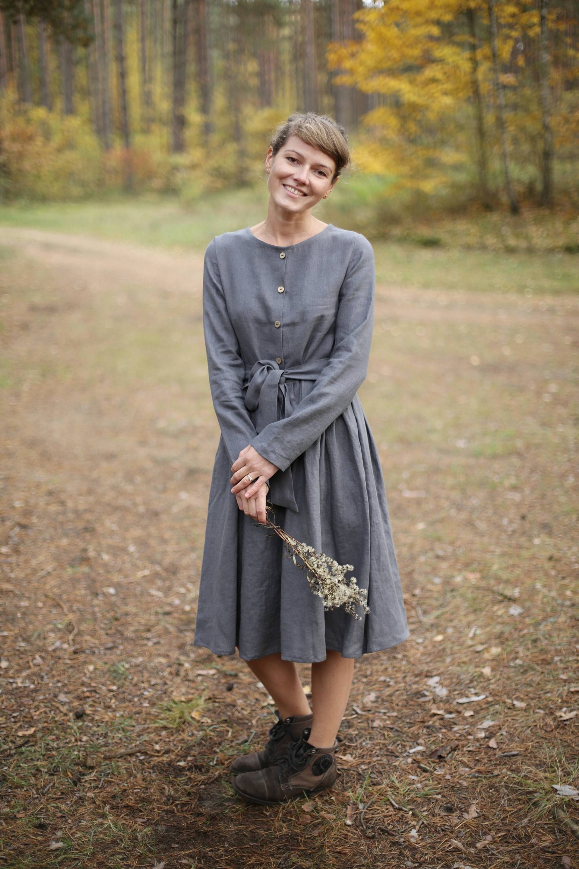 Geknöpftes Leinenkleid/Langarm-Leinenkleid Knielang Locker Sitzendes Herbstkleid Umstandskleid Mit Gürtel Bescheidenes Kleid von LinenSea