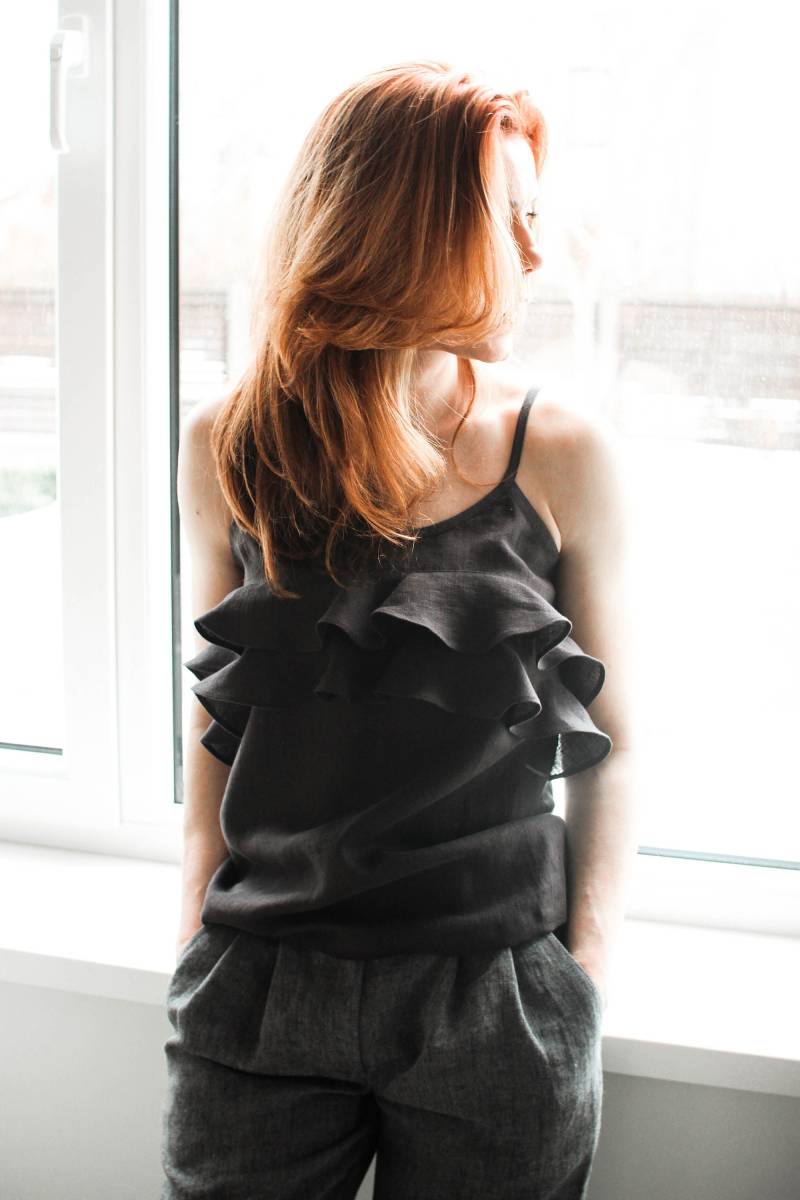 Leinen Rüschen Träger Top Gewaschene Graphite Bluse von LinenTerritory