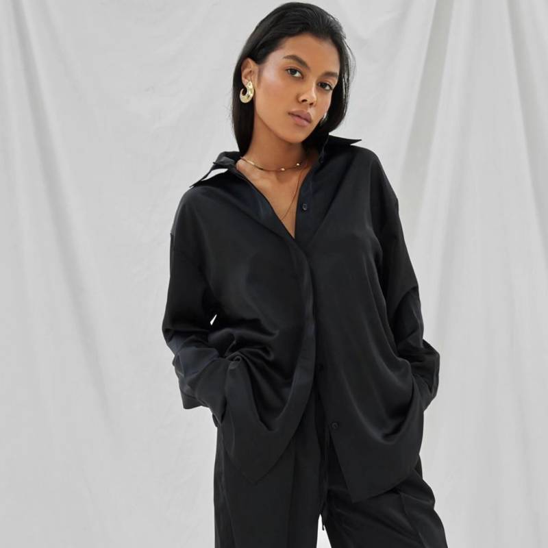 Schwarzes Seiden-Satin Lounge Set Oversized Shirt & Hose Mit Weitem Bein von LinenTonicStudio