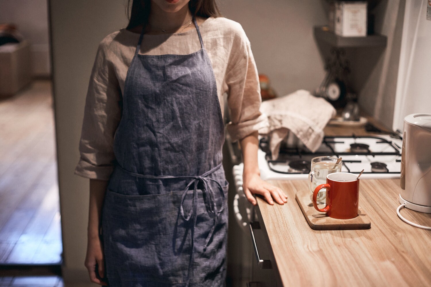 Leinen Küche Schürze Mit Taschen Handgemachte Denim Farbe Kleidung Krawatte Zurück von LinenWonderLine