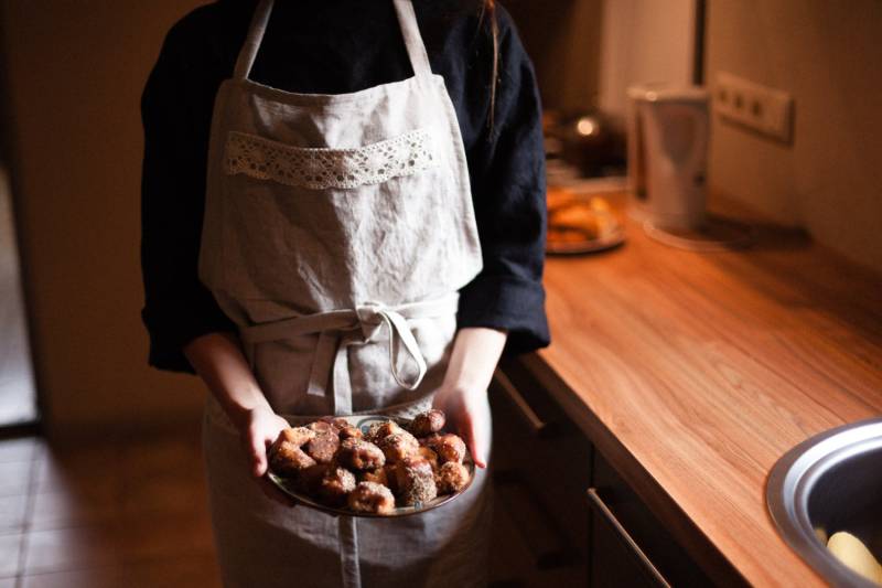 Leinen Küche Schürze Mit Taschen Spitze Detail Handgemachte Beige Off Weiße Farbe Kleidung Krawatte Zurück von LinenWonderLine