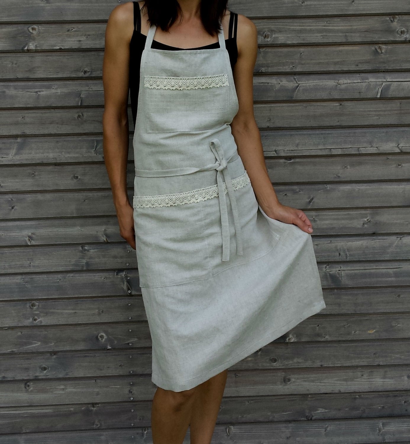 Leinen Küchenschürze Mit Taschen Spitze Detail Handarbeit Beige Off White Farbe Kleidung Krawatte Rücken von LinenWonderLine