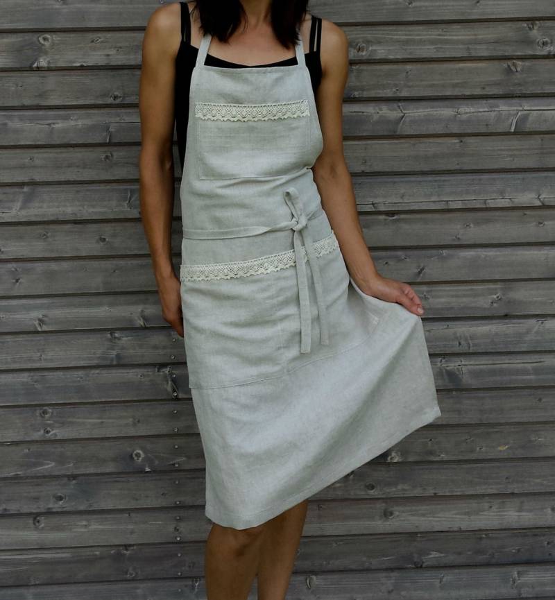 Leinen Küchenschürze Mit Taschen Spitze Detail Handarbeit Beige Off White Farbe Kleidung Krawatte Rücken von LinenWonderLine