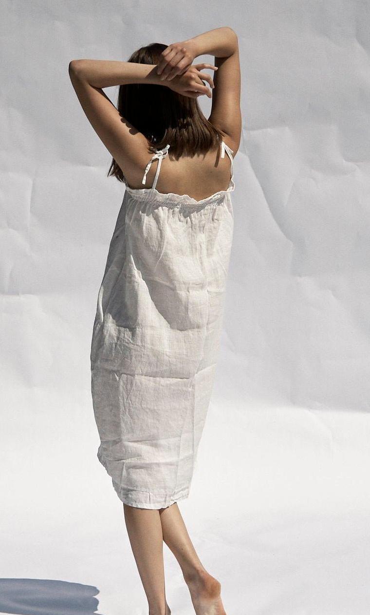 Leinen Slip Dress Weiß Rüschen Detail Ärmellose Krawatte Riemen Handgefertigte Sommer Nachthemd von LinenWonderLine