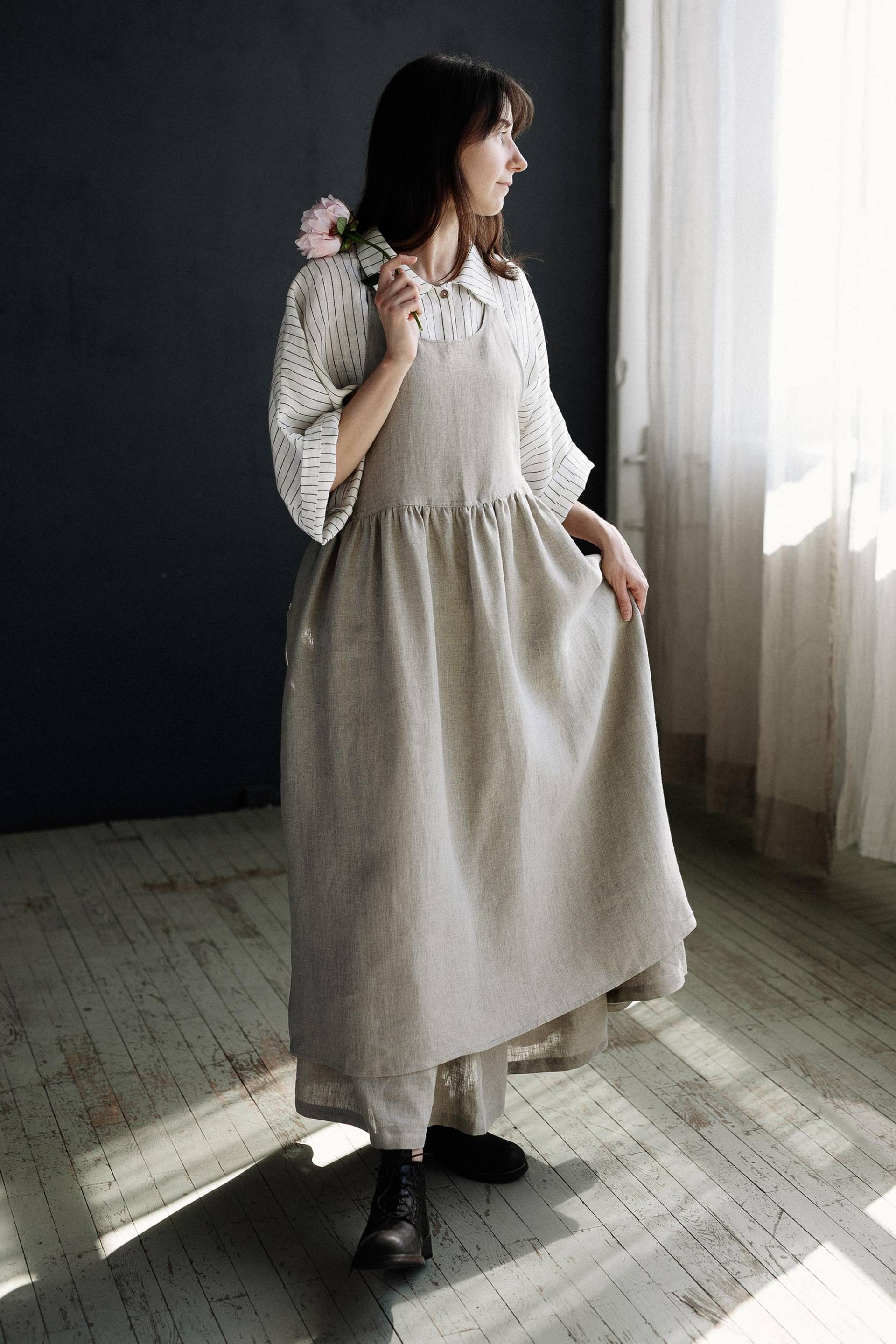 Natürliche Leinen Schürze, Bio Leinen, Taille Gerafft, Traditionelle Verstellbare Küchenschürze, Handwerk Oversized, Monogramm Stickerei von Linenbrand