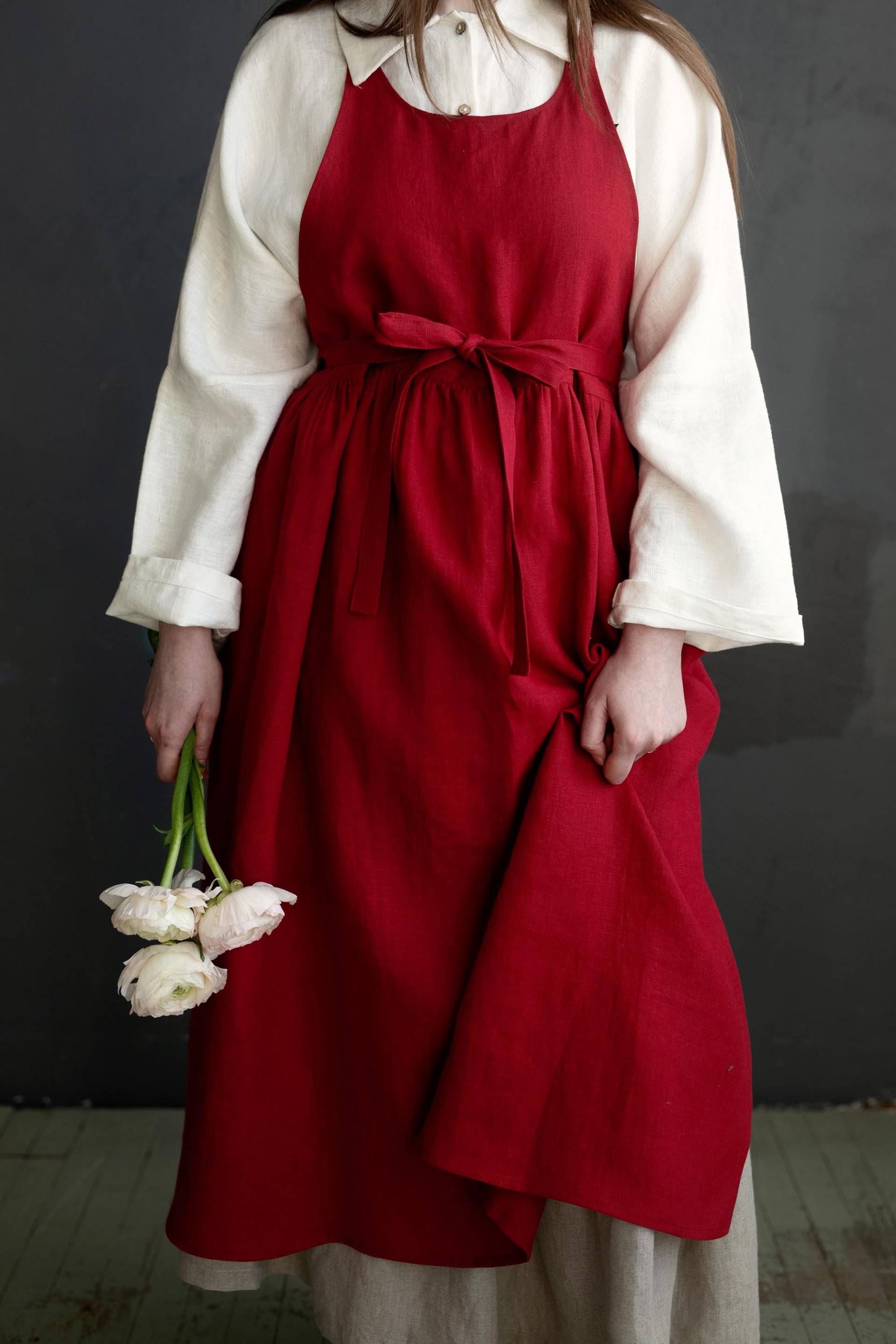 Natürliche Leinenschürze, Bio-Kirschrot, Raffung Taille, Traditionelle Schürze, Verstellbare Küchenschürze, Bastelschürze, Übergroß, Bestickt von Linenbrand