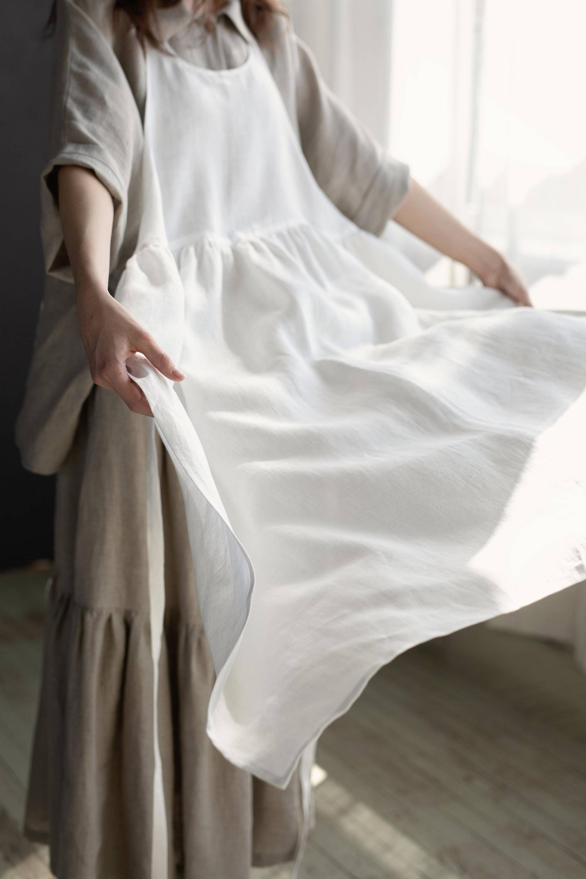 Weiße Leinen Schürze, Bio Leinen, Raffung Taille, Traditionelle Verstellbare Küchenschürze, Handwerk Oversized, Monogramm Stickerei von Linenbrand