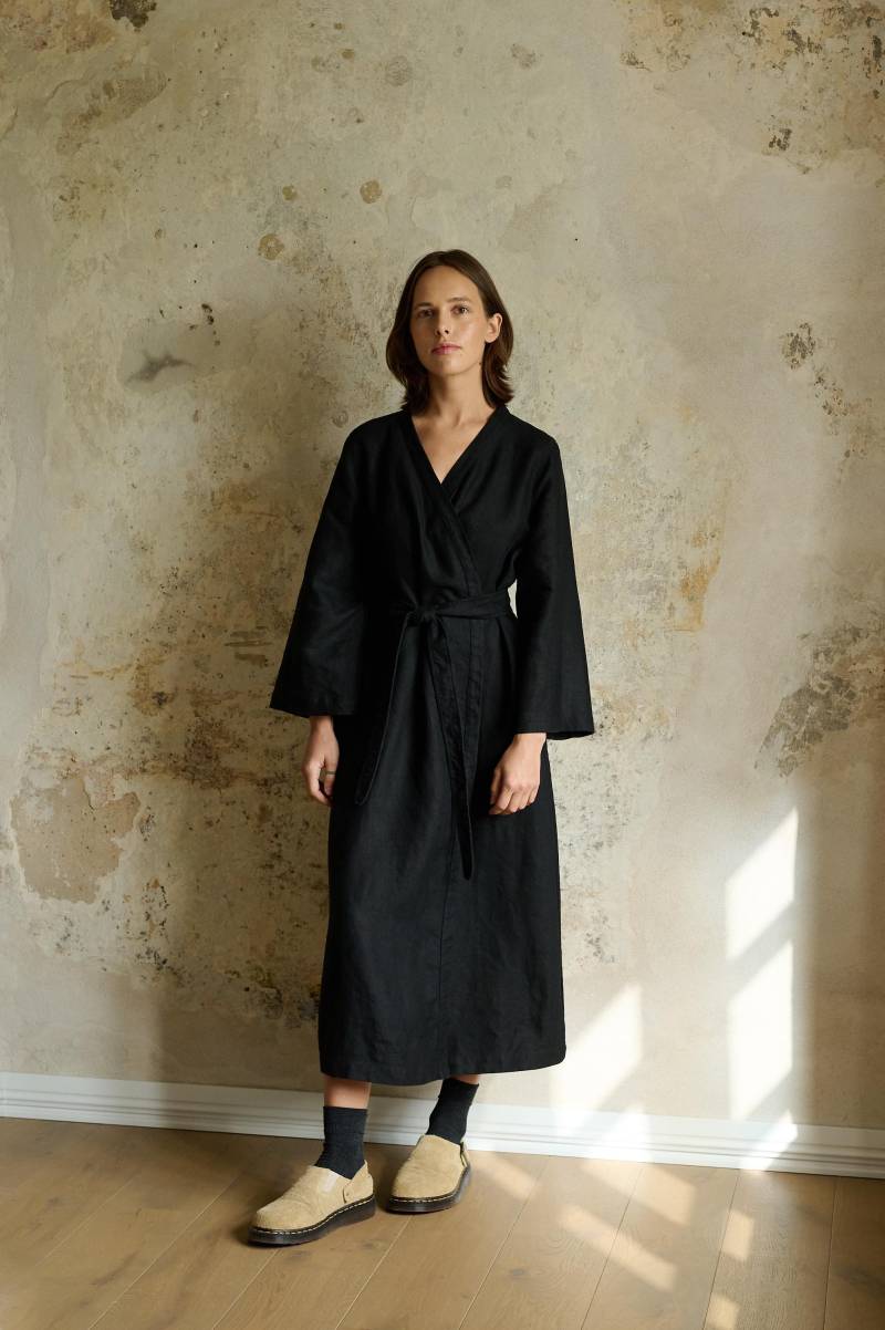 Agnes Schweres Schwarzes Leinenkleid - Schweres Maxi-Leinenkleid Wickelkleid von Linenfox