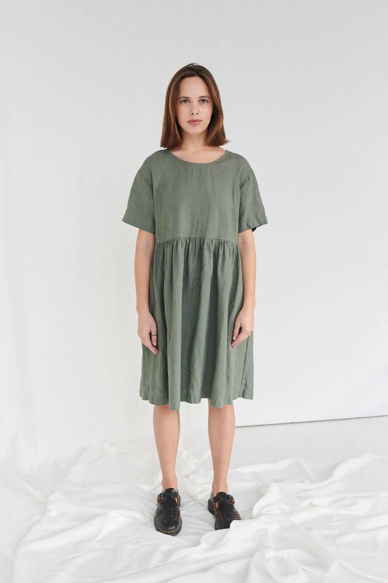 Anna Piniengrünes Kleid - Schlichtes Leinenkleid Hängerkleid Alltagskleid Oversized Lässiges von Linenfox