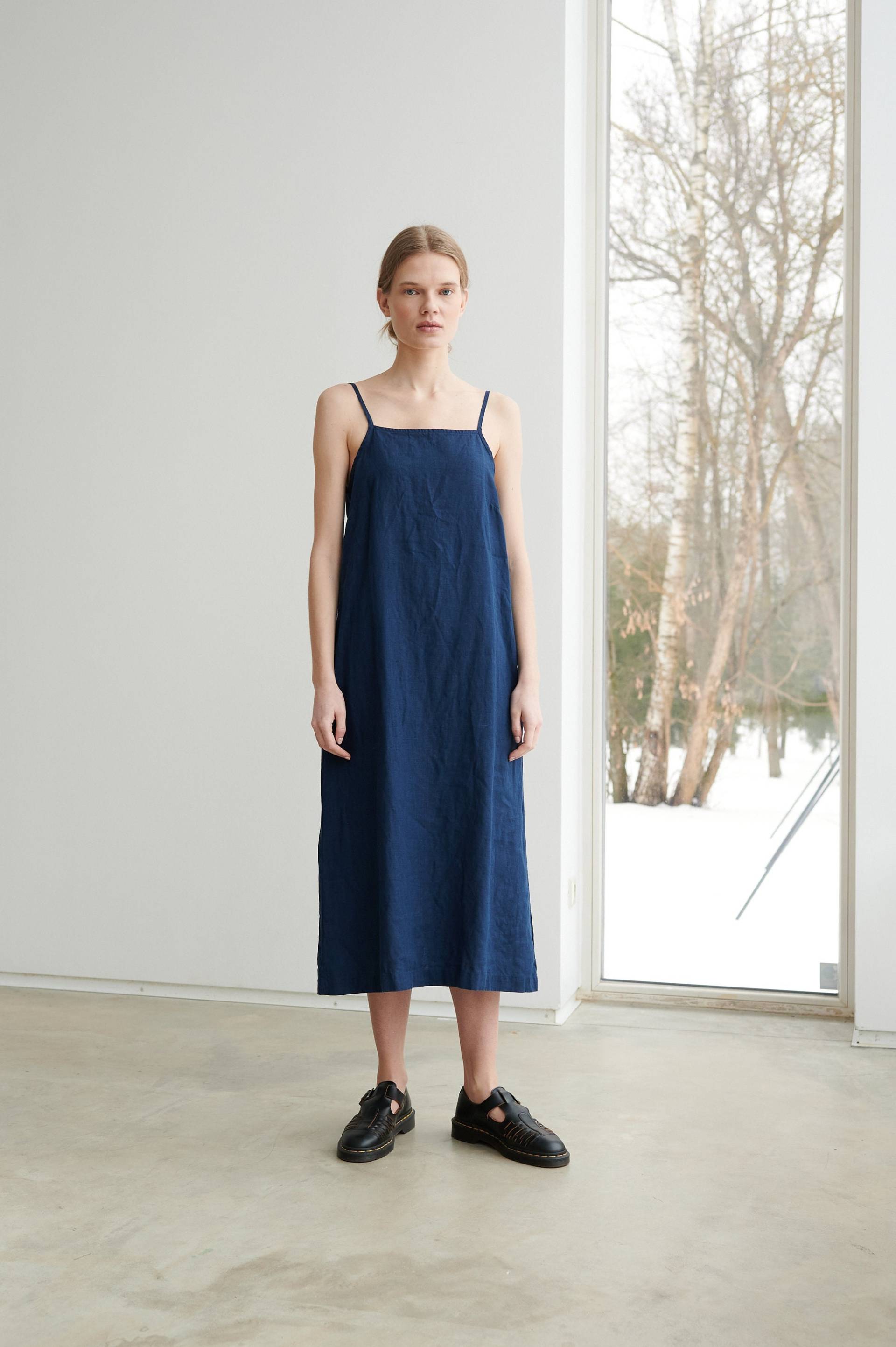 Aurora Marineblaues Kleid - Leinenkleid Langes Trägerkleid Sommerkleid Weiches Minimales von Linenfox