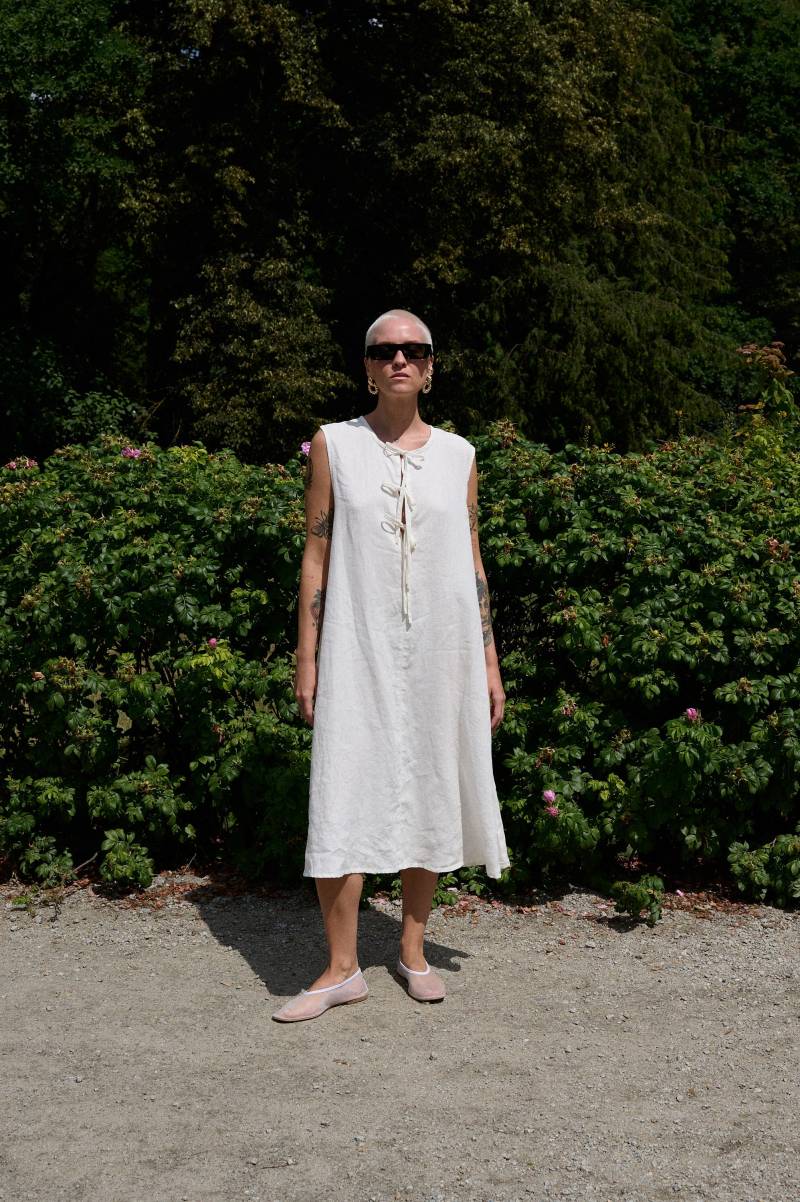 Cara Milchig Weißes Kleid - Ärmelloses Leinenkleid Oversized -Sommerkleid Midikleid Gerader Schnitt von Linenfox