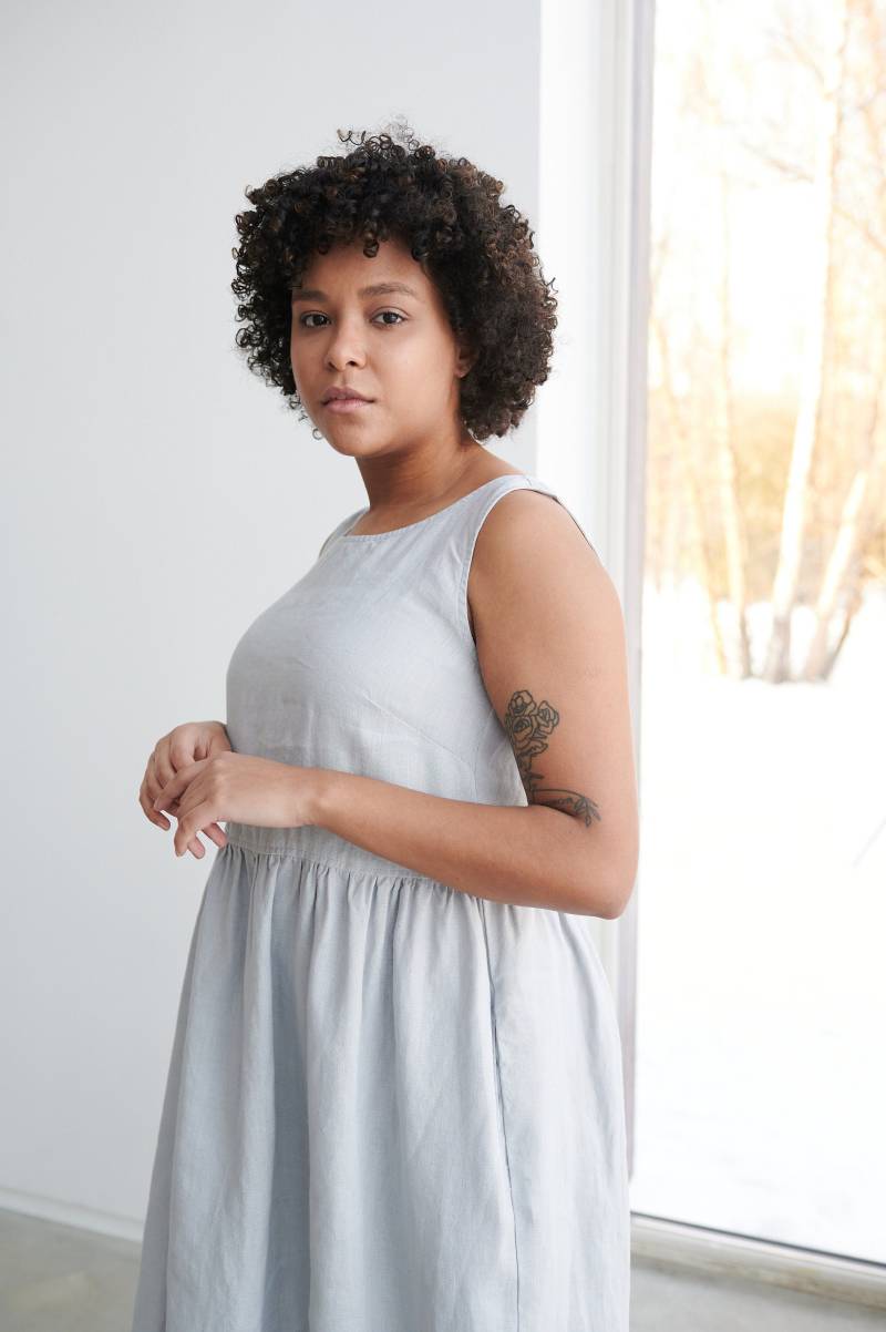 Fertig Versandfertig - Dana Eisgraues Kleid Smokkleid Basic Leinenkleid Lockeres Schlichtes Sommer von Linenfox