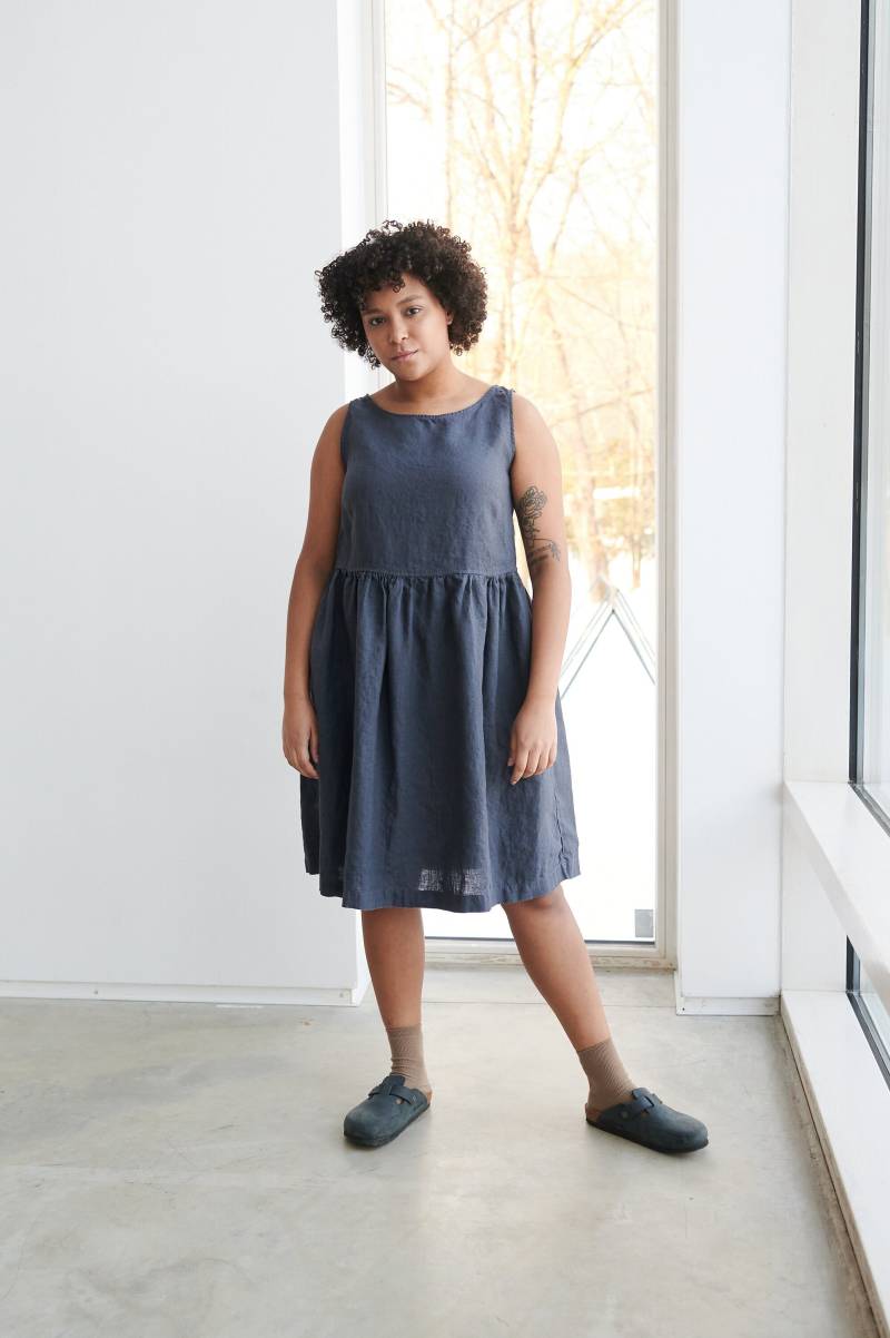 Dana Graphit Graues Kleid - Leinenkleid Minimales Leinentunika Minimale Leinenkleidung Lockeres von Linenfox
