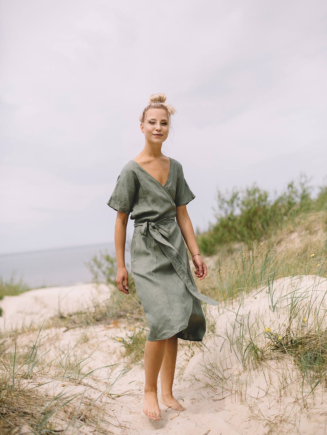 Mimosa Piniengrünes Kleid - Umstandskleid Wickelkleid Leinenkleid Oversized Sommerkleid Piniengrünes Mimosa Piniengrünes Kleid - Umstandskleid Wickelkleid Leinenkleid Oversized Sommerkleid Piniengrünes von Linenfox