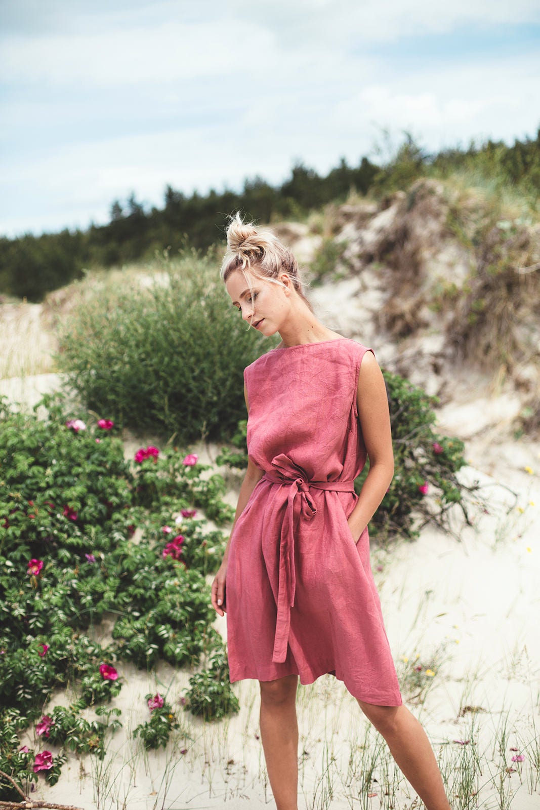 Versandfertig - Nida Kleid Leinenkleid Mit V-Ausschnitt Am Rücken Sommerkleid Wassermelonen-Leinenkleid von Linenfox