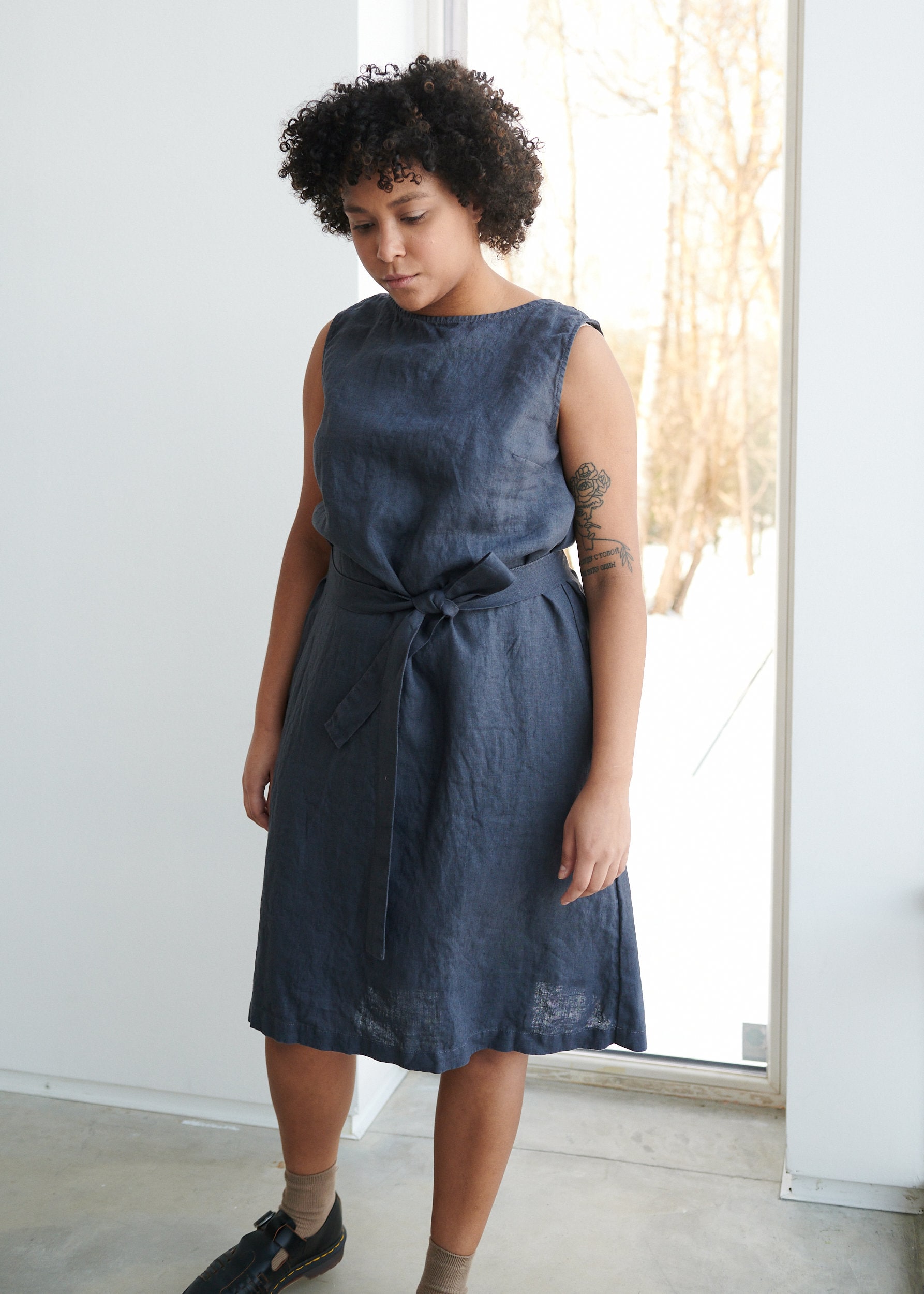 Nida Graphitgraues Kleid - Leinenkleid Mit V-Ausschnitt Am Rücken Sommerkleid Gewaschenes von Linenfox