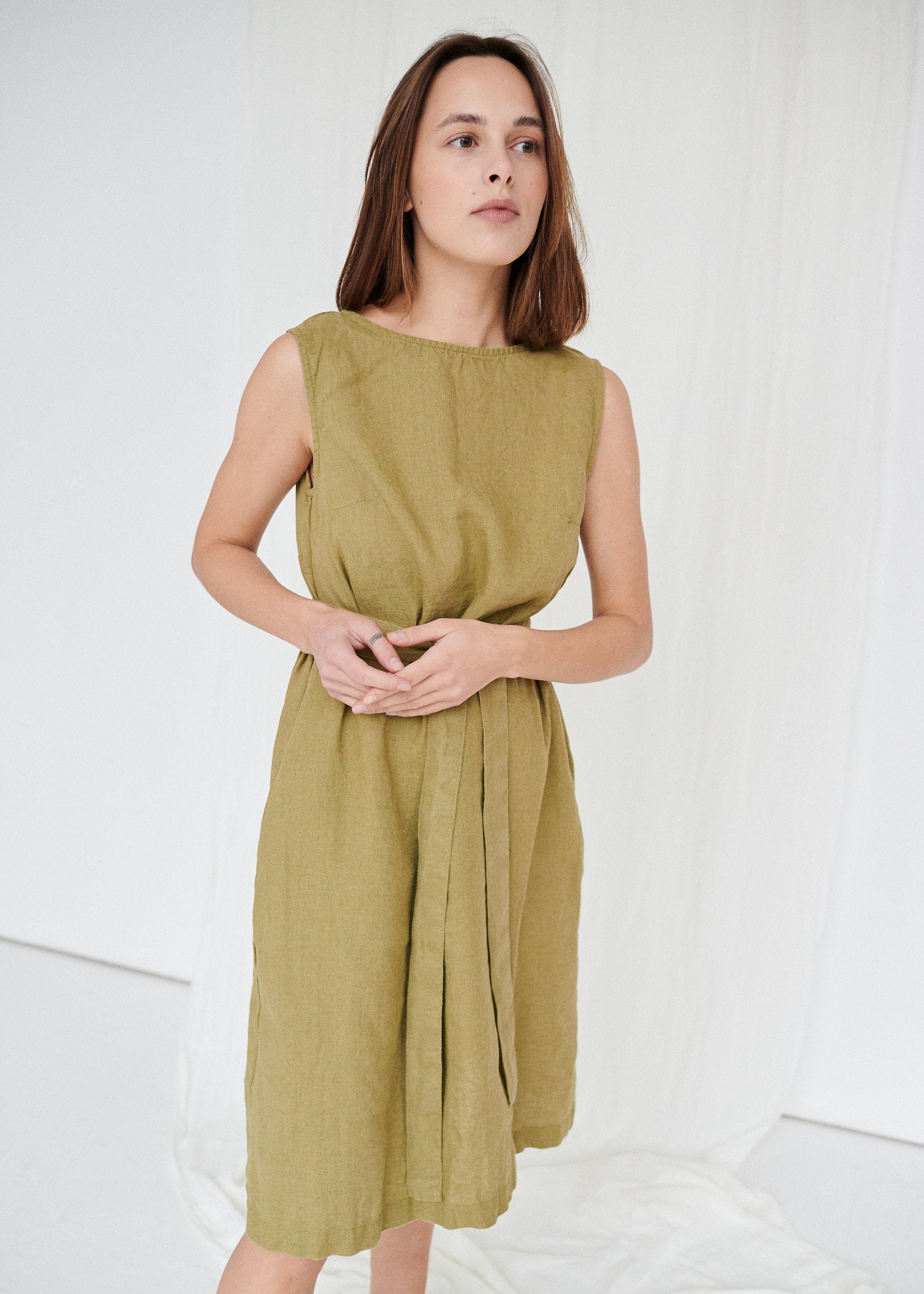 Nida Olive Kleid - Zurück V Ausschnitt Leinenkleid Sommerkleid Gewaschenes von Linenfox