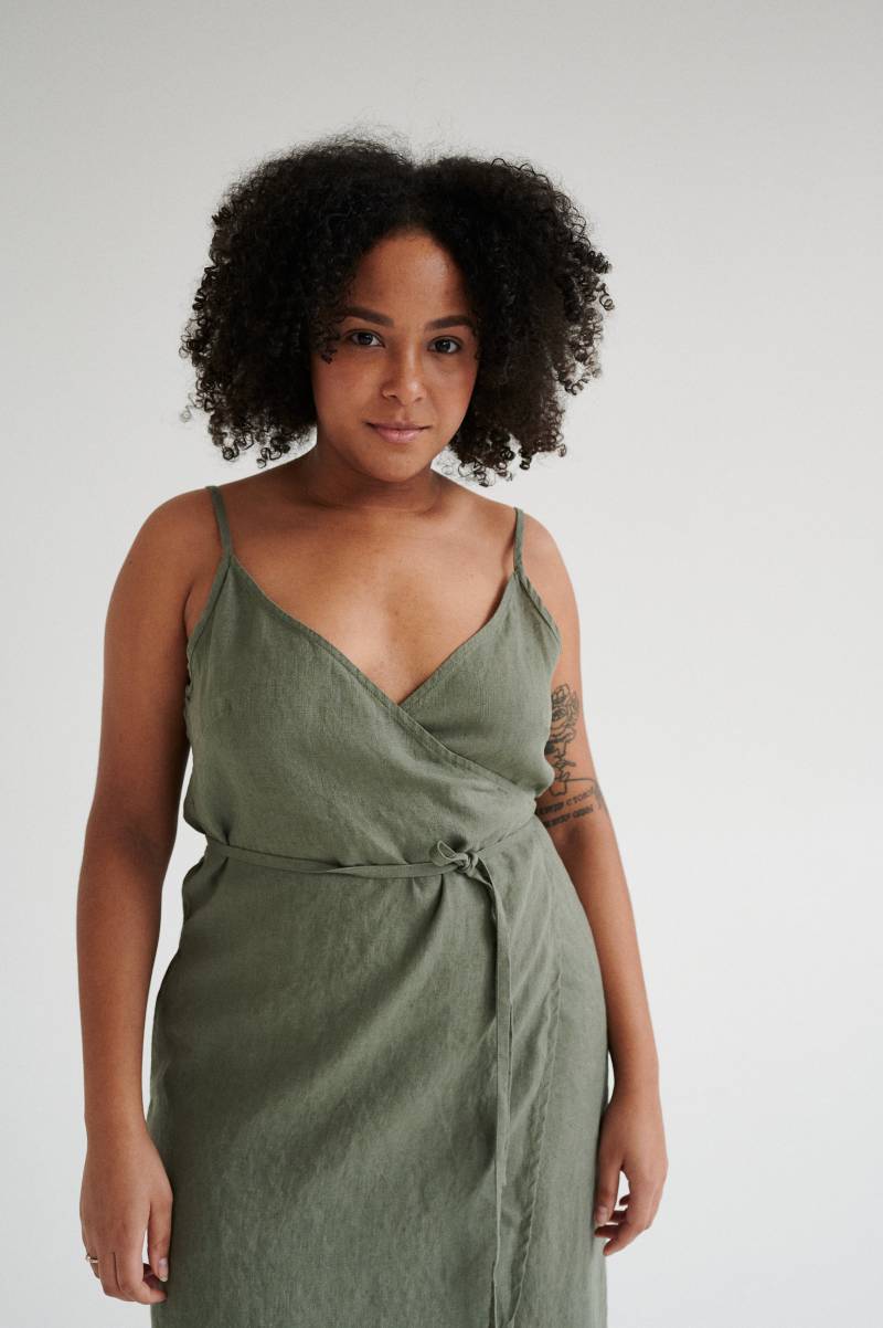 Rubin Kiefern Grünes Kleid - Spaghettiträger Leinenkleid Wickelleinenkleid von Linenfox